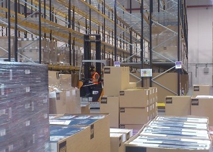 Amazon enseña su centro de retail en España