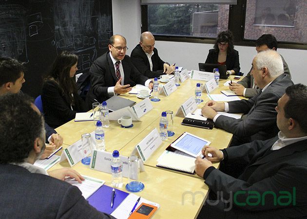 debate_mc_digital_signage_1