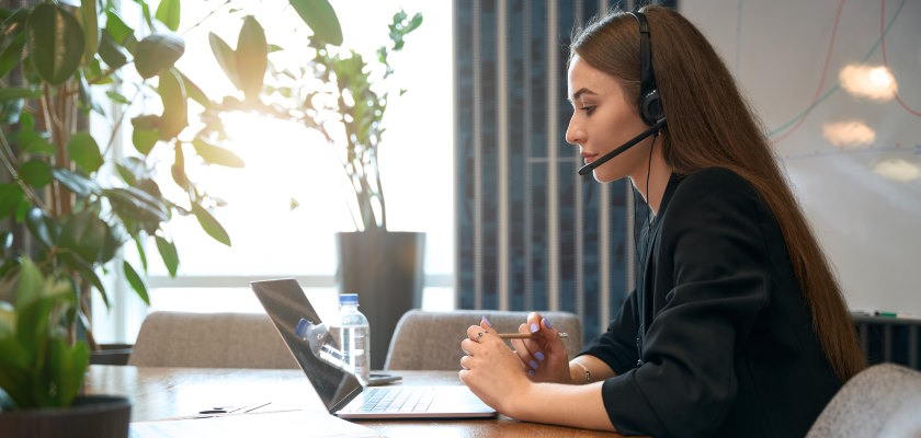 Autoservicio y chat en vivo superarán a los canales tradicionales de atención en 2027