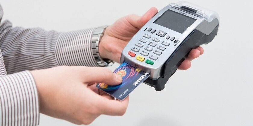 83% de españoles usa la tarjeta en operaciones online y se consolida el uso de dispositivos inteligentes para pagar