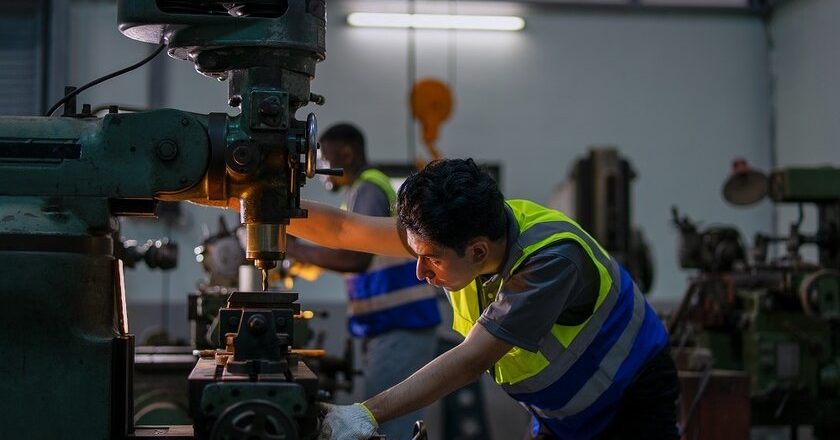 IA industrial: 96% de fabricantes la usa en servicios, pero solo la cuarta parte en toda la empresa