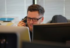 Casi la mitad de consumidores online en España prefiere un humano para resolver incidencias logísticas