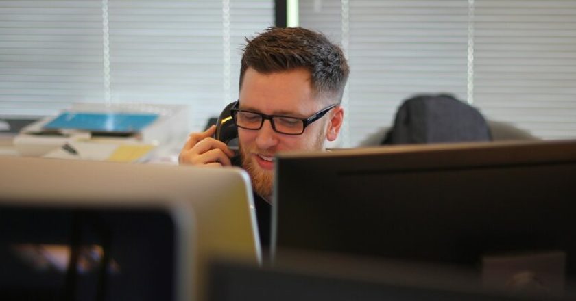 Casi la mitad de consumidores online en España prefiere un humano para resolver incidencias logísticas