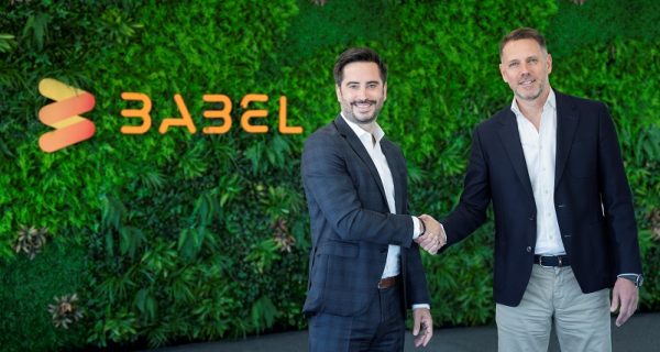 De izquierda a derecha Manuel Sáenz, CEO de Bosonit y Tony Olivo, CEO de Babel