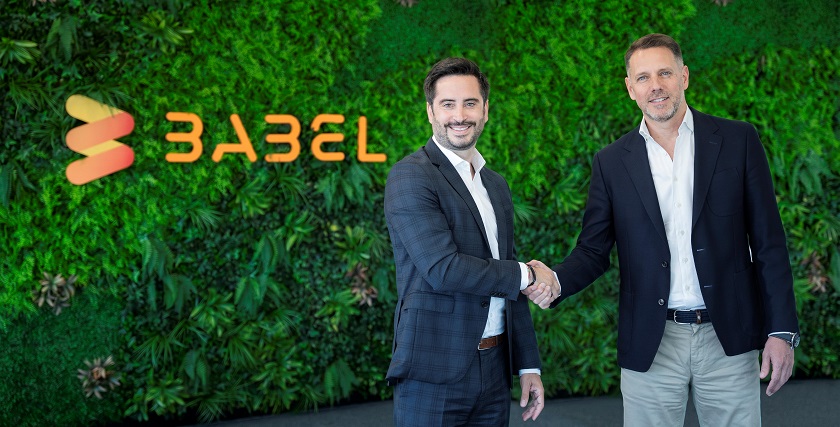 De izquierda a derecha Manuel Sáenz, CEO de Bosonit y Tony Olivo, CEO de Babel