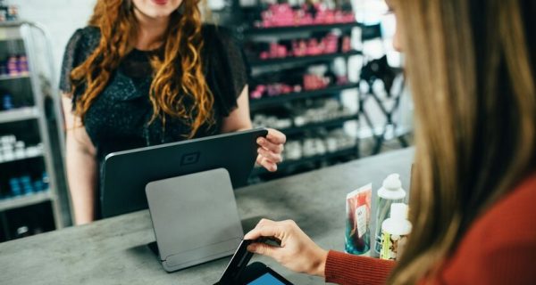 Los datos confidenciales suman el 56% de infracciones de políticas de IA en el comercio minorista