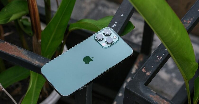 El iPhone más reparado en España, el 13: arreglarlo cuesta entre el 4 % y el 8 % de uno nuevo